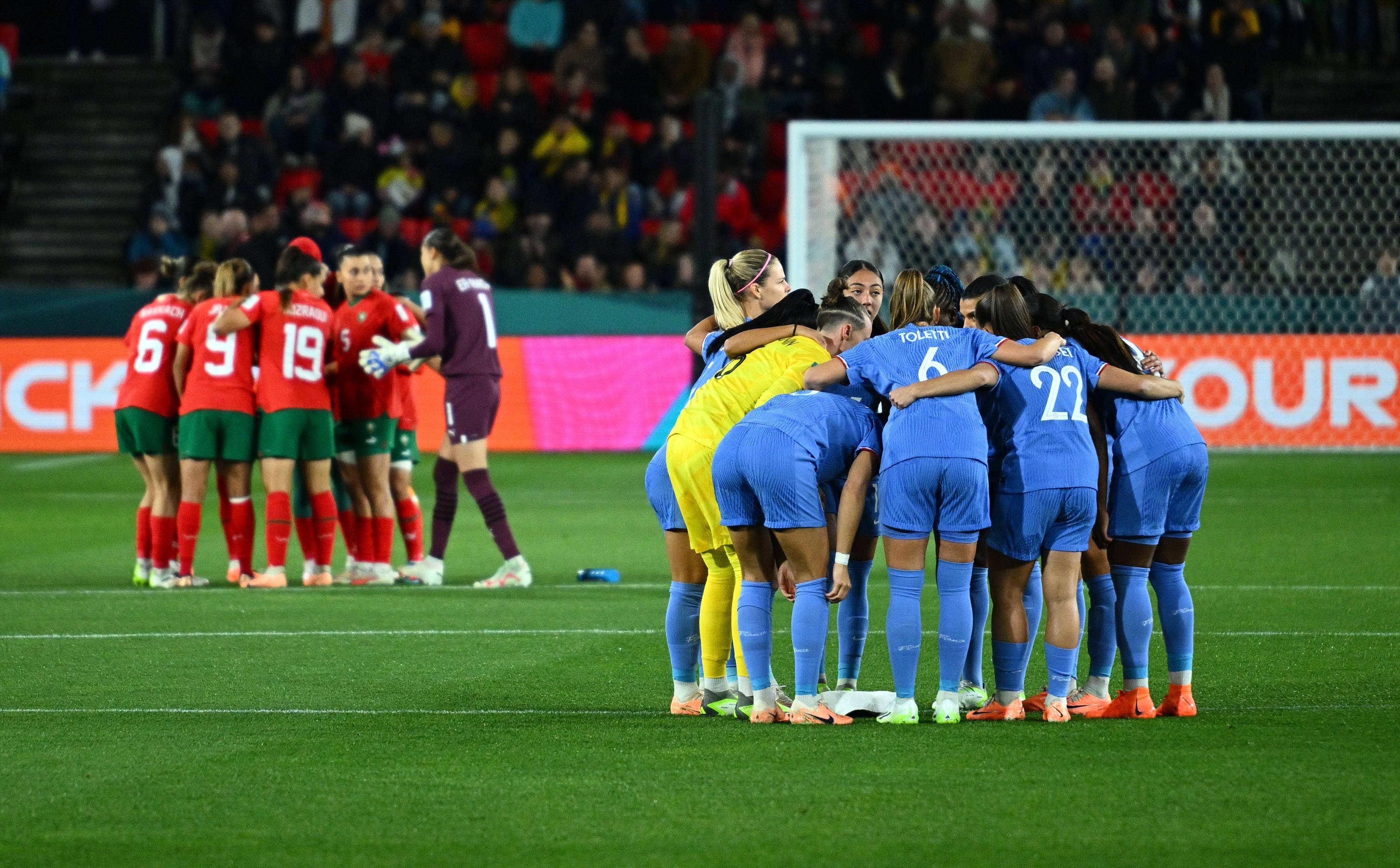 国际足球赛场上，女运动员们表现出色，令人瞩目