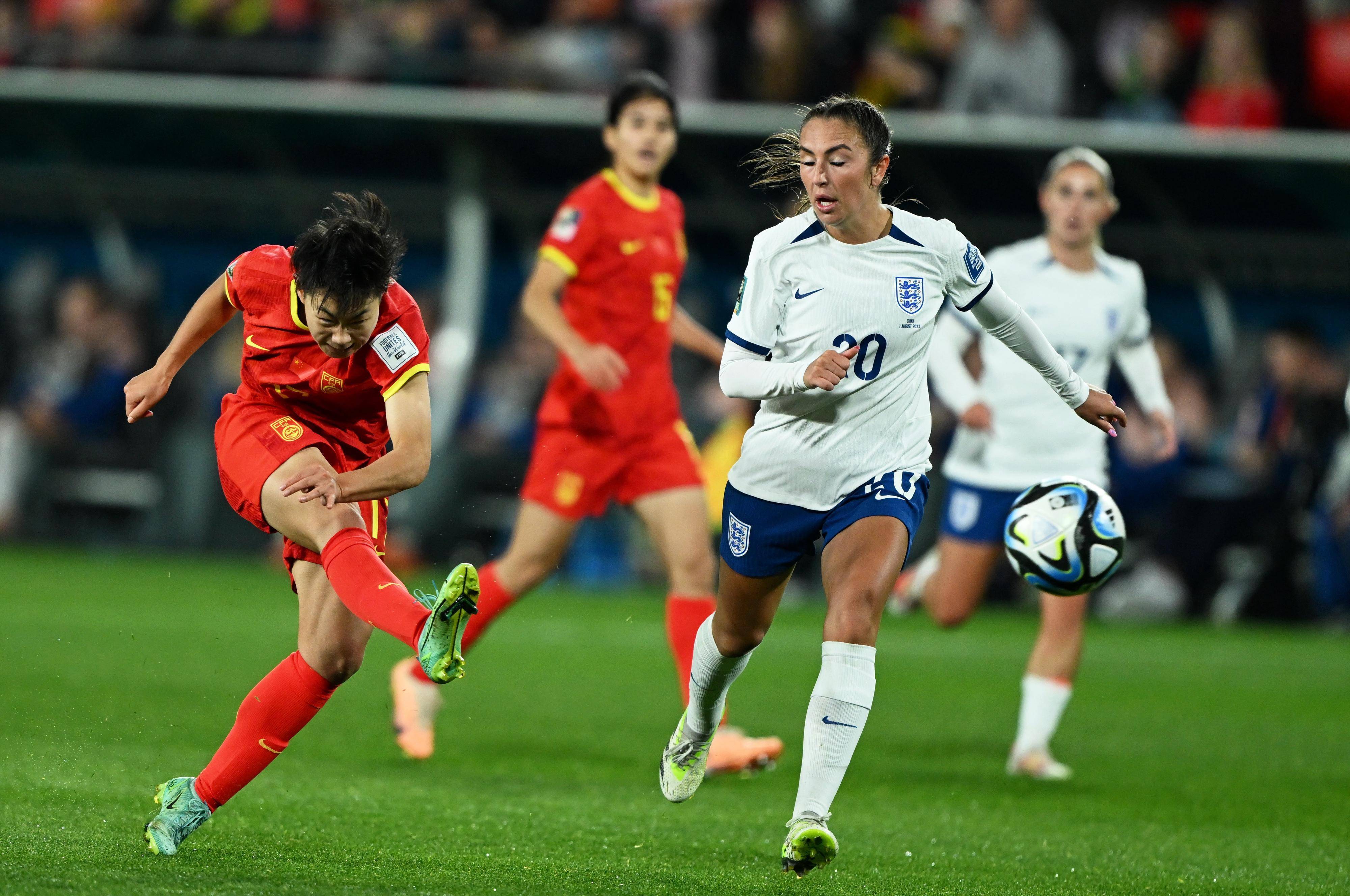 国际足球赛场上，女运动员们表现出色，令人瞩目