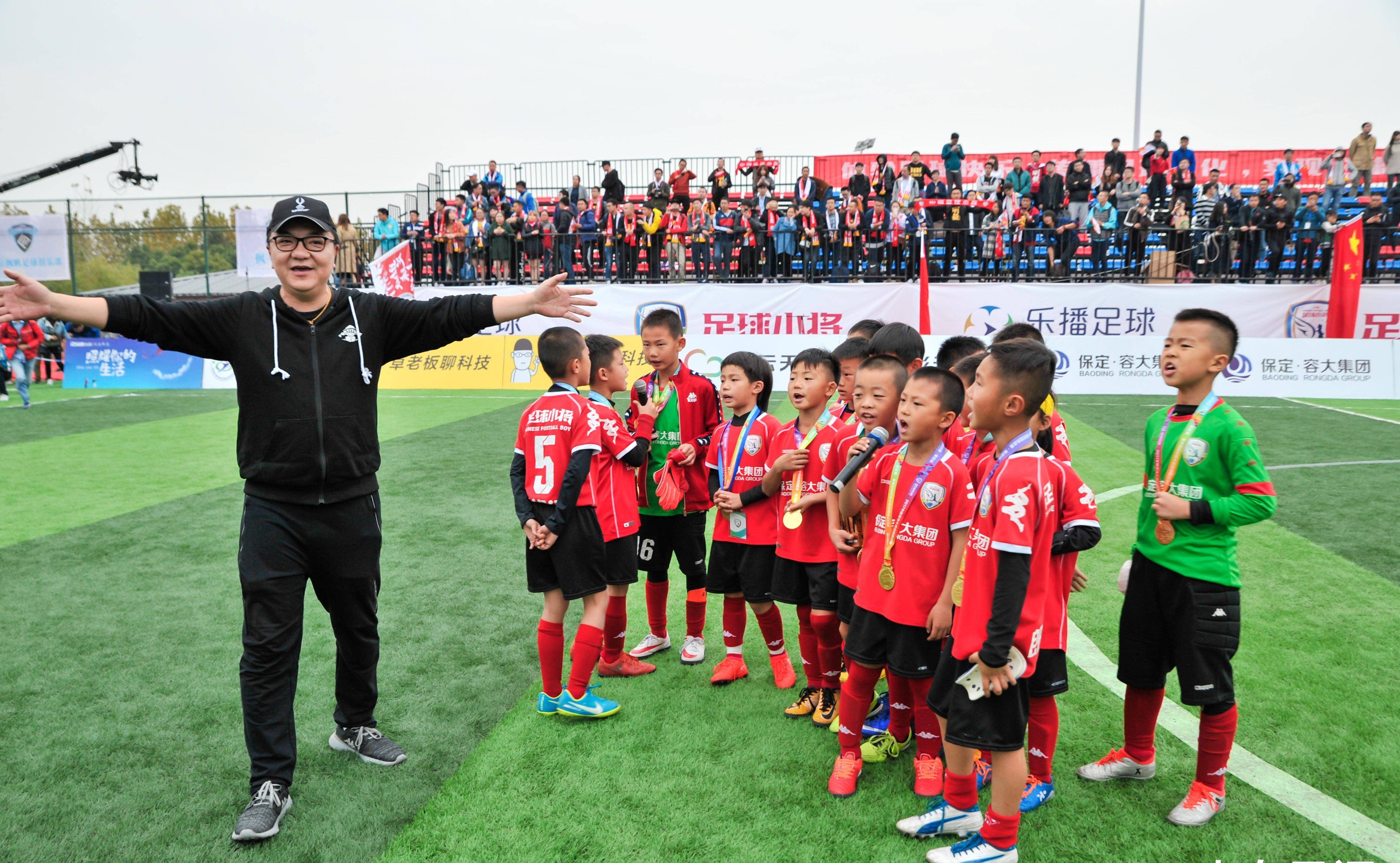 足球比赛中球员技术得到认可与称赞