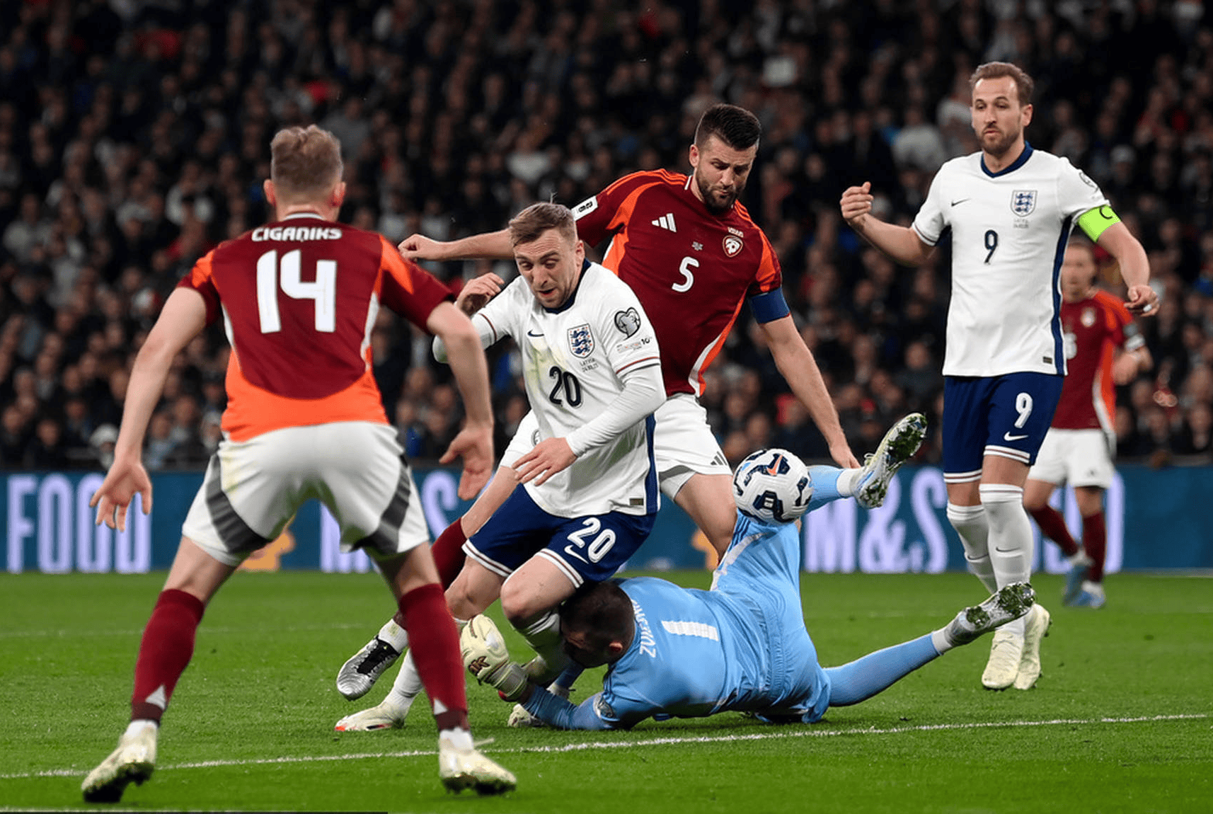 英格兰队努力备战荷兰,斯特林与凯恩携手出击 英格兰队努力备战荷兰,斯特林与凯恩携手出击