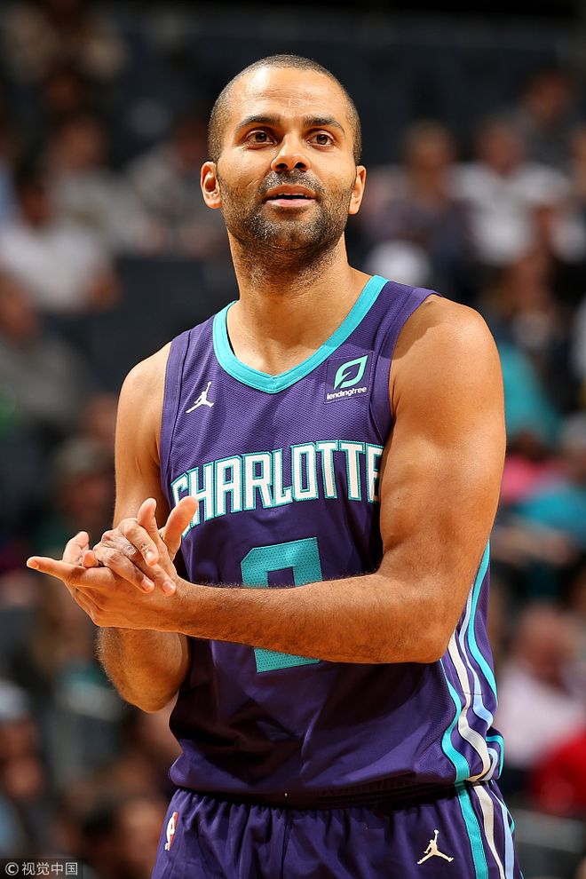 黄蜂客场告捷,沃克关键时刻发挥出色将比分改写 黄蜂客场告捷,沃克关键时刻发挥出色将比分改写