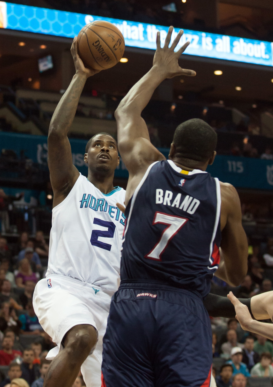 黄蜂客场告捷,沃克关键时刻发挥出色将比分改写 黄蜂客场告捷,沃克关键时刻发挥出色将比分改写