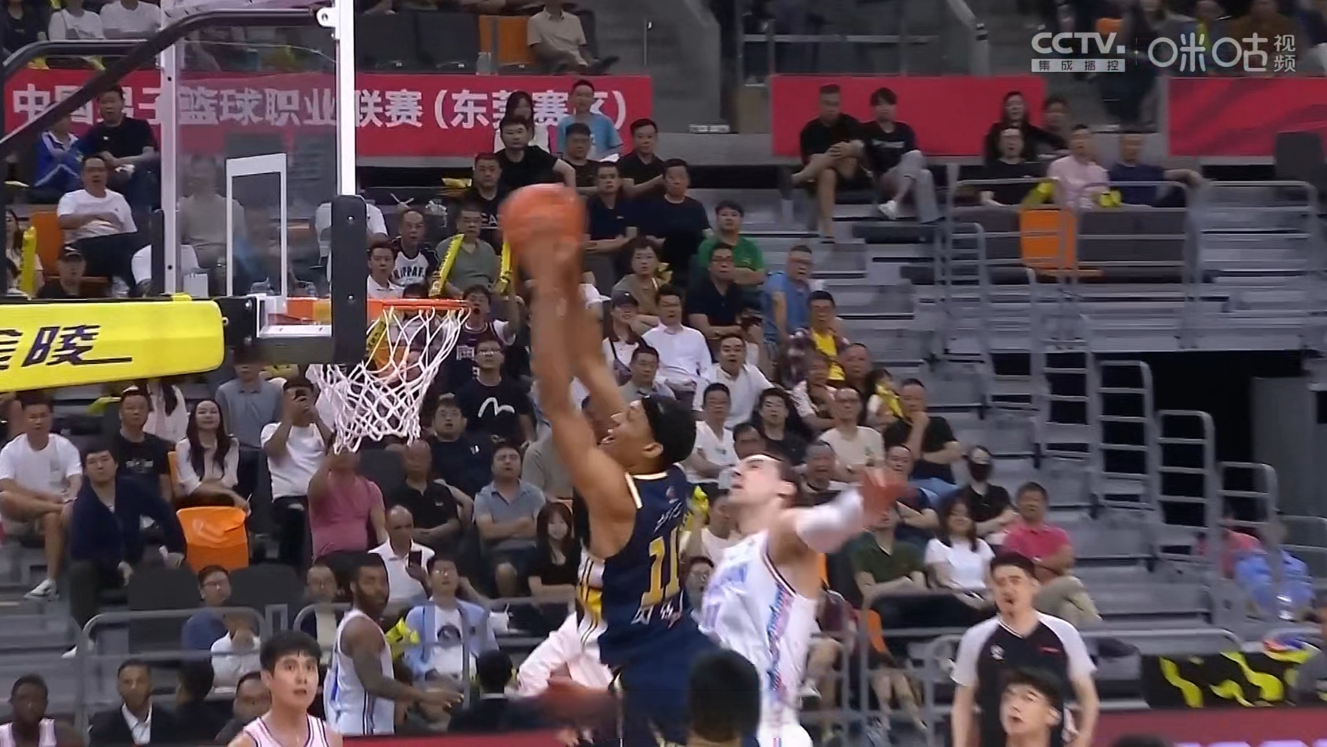 广东男篮以超高分赢得与福建队的比赛 广东男篮以超高分赢得与福建队的比赛