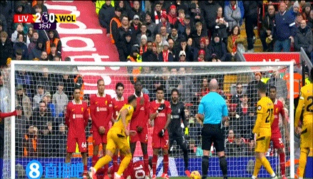 利物浦主场击败狼队，保持领先地位