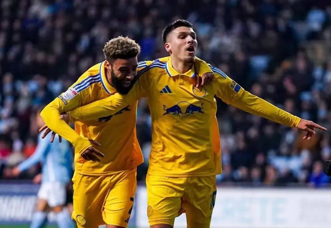 利兹联逆转赫尔城，英冠季中冲冠