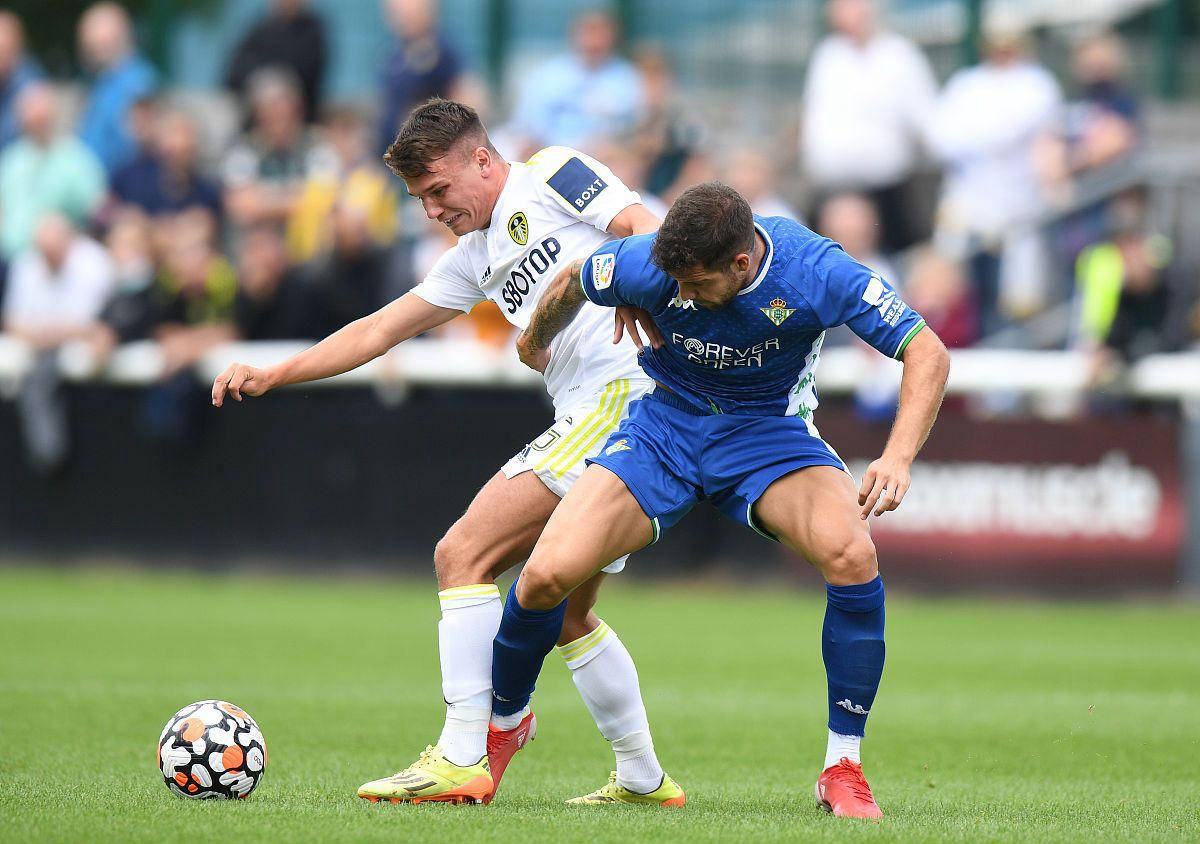 包含利兹联逼平对手，保持不败战绩的词条