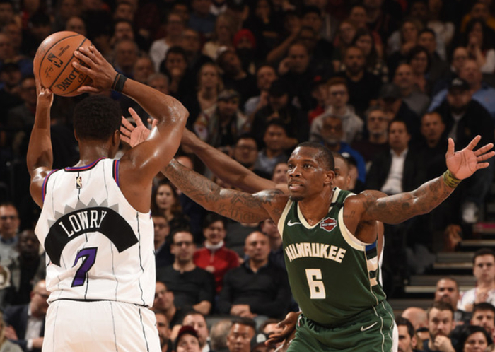 雄鹿擒下老鹰,保持不败纪录 雄鹿擒下老鹰,保持不败纪录