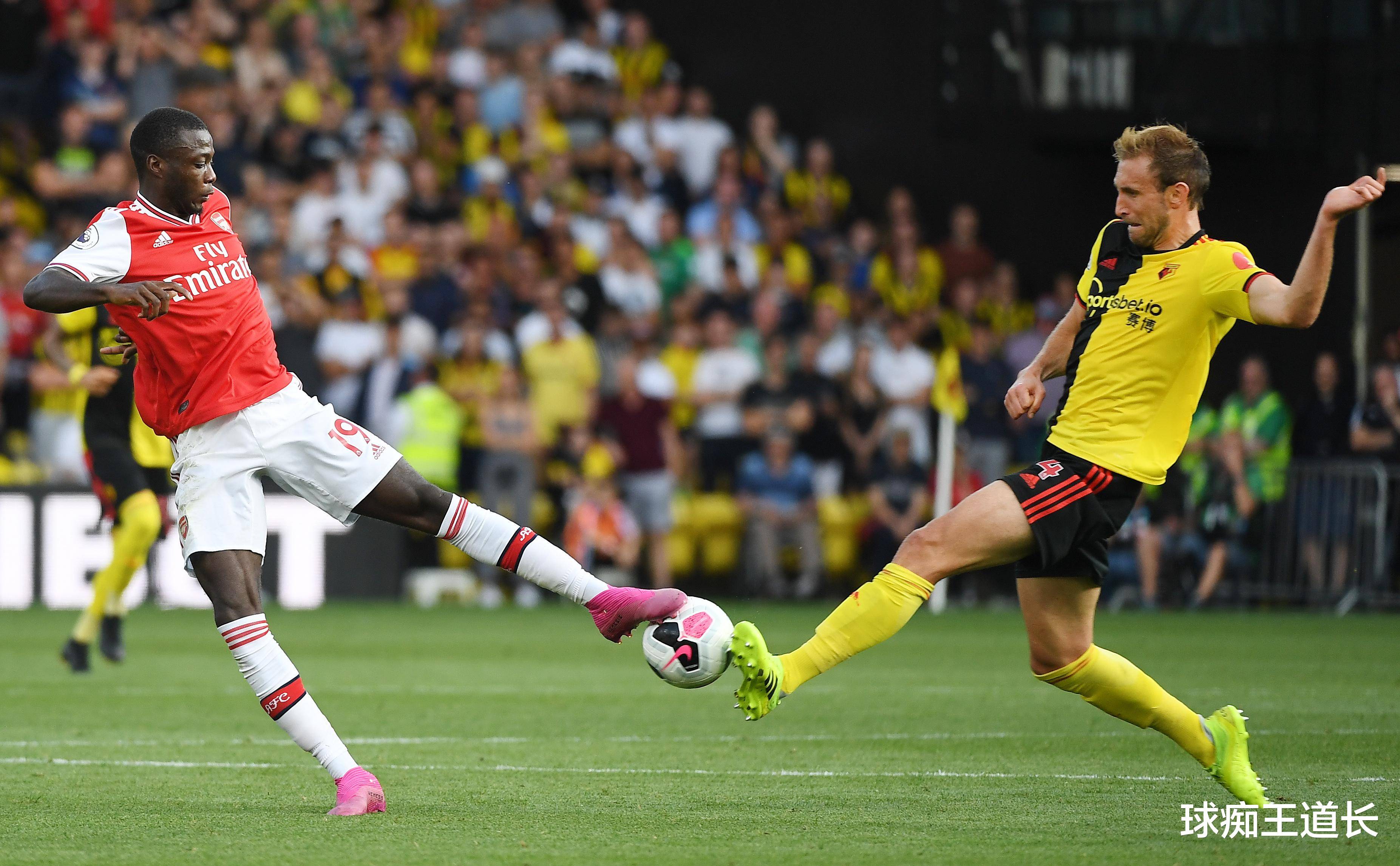 足球比赛中各支球队争夺胜利,意志坚定 足球比赛中各支球队争夺胜利,意志坚定