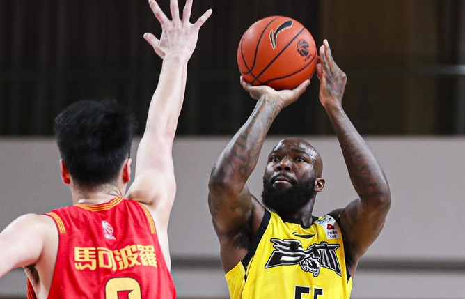 老鹰后卫接受伤愈复出，助球队轻松获胜的简单介绍