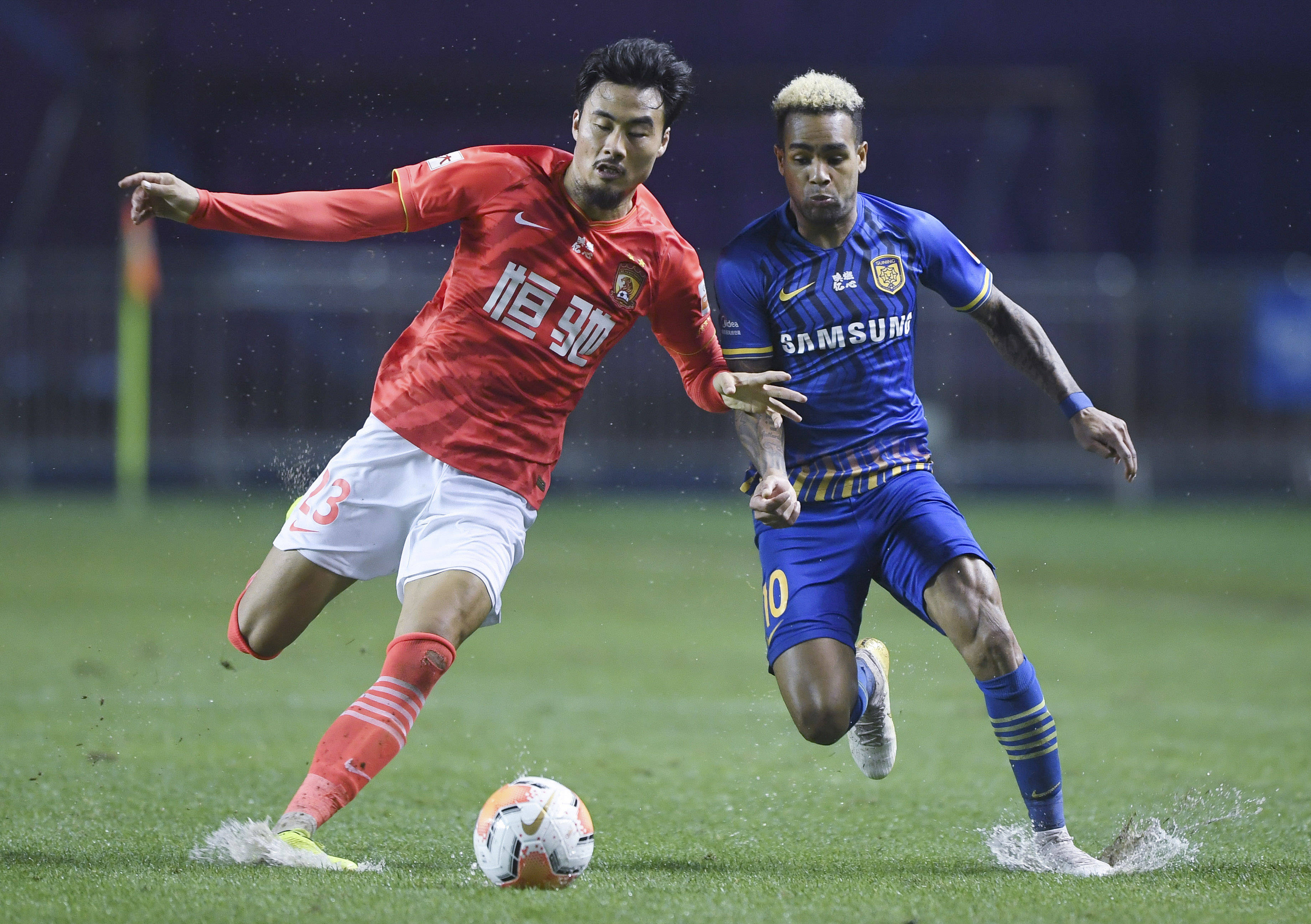 关于江苏苏宁表现抢眼冲击前四名的信息 关于江苏苏宁表现抢眼冲击前四名的信息