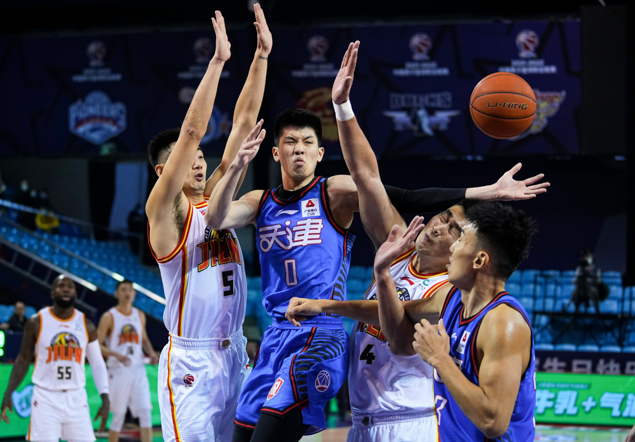 胜利在望的篮球队展现出团结协作精神