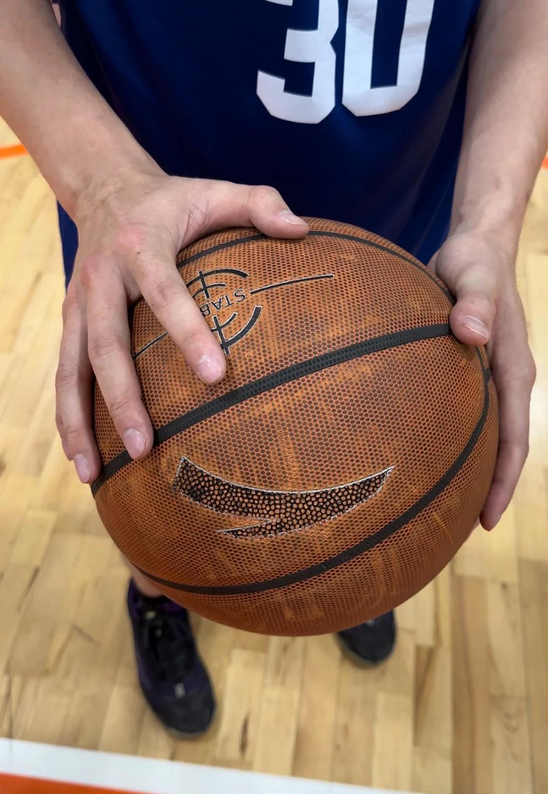 球员身手敏捷,篮球技巧突出 球员身手敏捷,篮球技巧突出