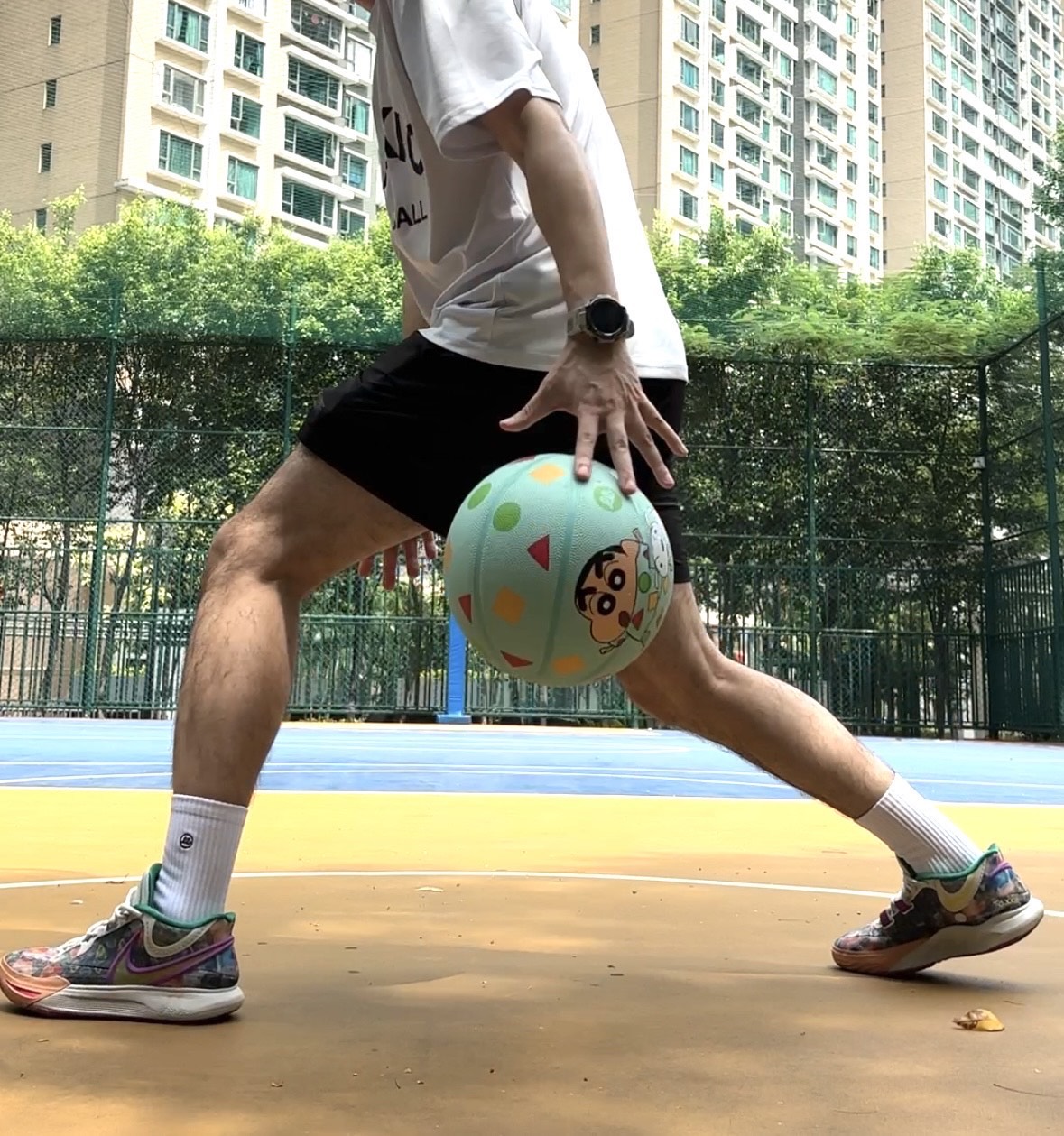 球员身手敏捷,篮球技巧突出 球员身手敏捷,篮球技巧突出