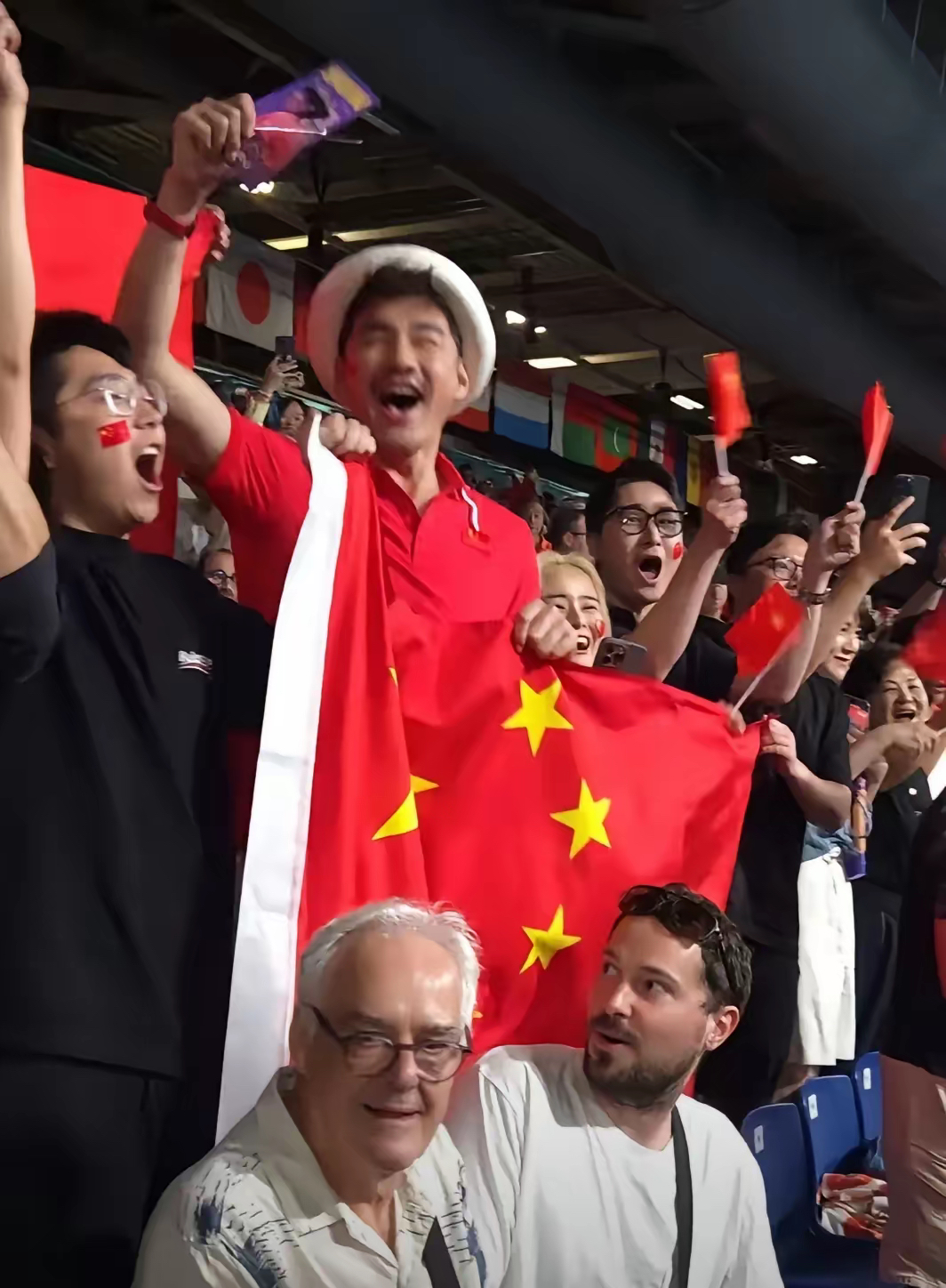 比赛日,球迷手持彩旗高喊口号激动不已的简单介绍 比赛日,球迷手持彩旗高喊口号激动不已的简单介绍