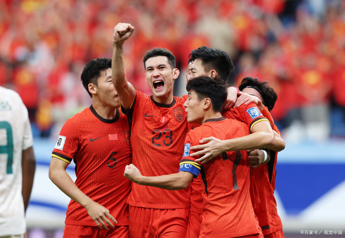 国内顶尖足球联赛火爆展开，球员们为荣誉战斗的简单介绍