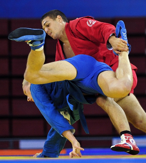 赛场上的对手展现出艰难抗衡之态 赛场上的对手展现出艰难抗衡之态