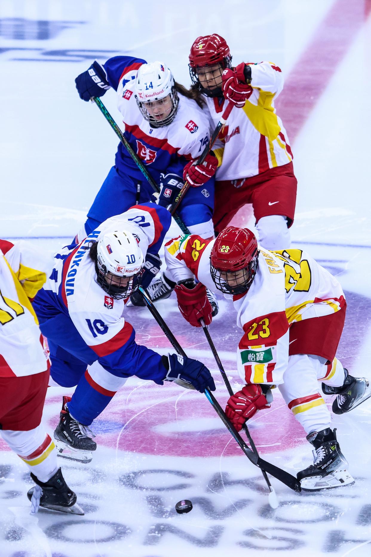 斯洛伐克队在冰球比赛中表现出色 斯洛伐克队在冰球比赛中表现出色